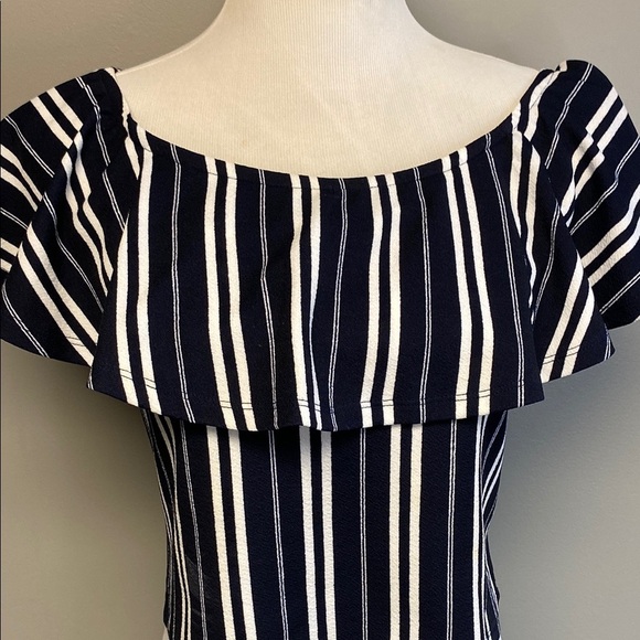 AKIRA White and Black Ruffled Flutter Sleeve Crop Top - Picture 4 of 7